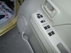 電動ドアミラー／パワーウインドウスイッチ搭載　ドアトリムにはペットボトルが収納できるポケット付きです。 7