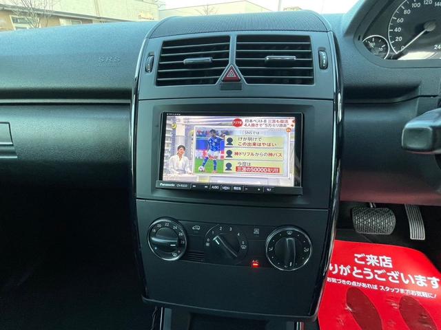 Ａクラス Ａ１８０　エレガンス　右ハンドル　ディーラー車　ナビＴＶ　バックカメラ　Ｂｌｕｅｔｏｏｔｈ　ミュージックサーバー　ＥＴＣ　キーレス　オートクルーズコントロール　純正アルミホイール（16枚目）