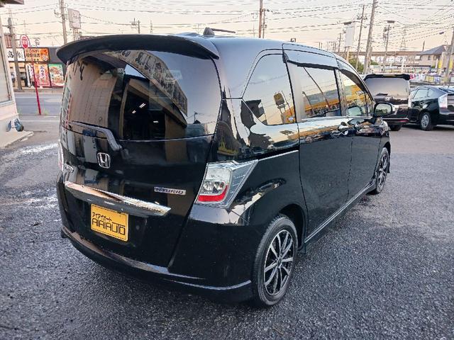 フリードハイブリッド ジャストセレクション　ＥＴＣ　バックカメラ　ＴＶ　オートクルーズコントロール　両側スライド・片側電動　ＨＩＤ　スマートキー　アイドリングストップ　電動格納ミラー　後席モニター　３列シート　ウォークスルー　ＣＶＴ（15枚目）