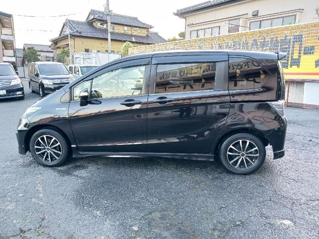 フリードハイブリッド ジャストセレクション　ＥＴＣ　バックカメラ　ＴＶ　オートクルーズコントロール　両側スライド・片側電動　ＨＩＤ　スマートキー　アイドリングストップ　電動格納ミラー　後席モニター　３列シート　ウォークスルー　ＣＶＴ（18枚目）