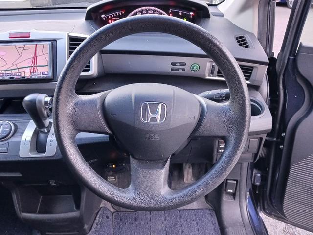 フリード Ｇ　エアロ　ＥＴＣ　ナビ　ＴＶ　両側電動スライドドア　オートライト　ＨＩＤ　スマートキー　電動格納ミラー　３列シート　ウォークスルー　ＣＶＴ　アルミホイール　ＣＤ　盗難防止システム　衝突安全ボディ　ＡＢＳ（3枚目）