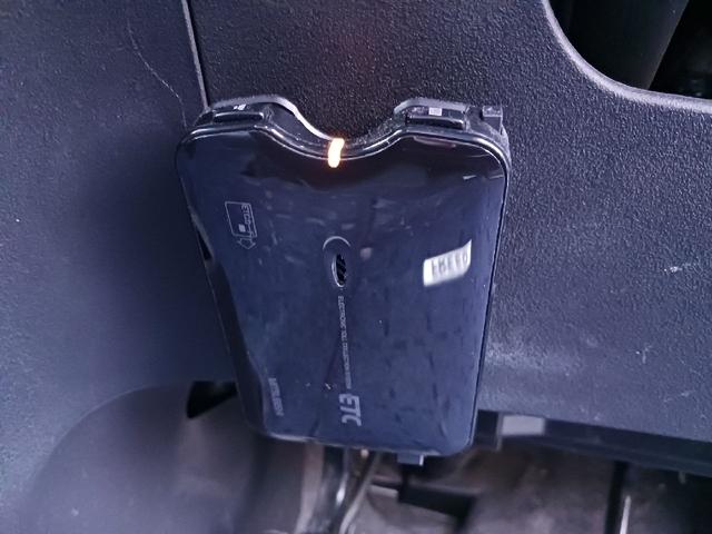 フリード Ｇ　エアロ　ＥＴＣ　ナビ　ＴＶ　両側電動スライドドア　オートライト　ＨＩＤ　スマートキー　電動格納ミラー　３列シート　ウォークスルー　ＣＶＴ　アルミホイール　ＣＤ　盗難防止システム　衝突安全ボディ　ＡＢＳ（8枚目）