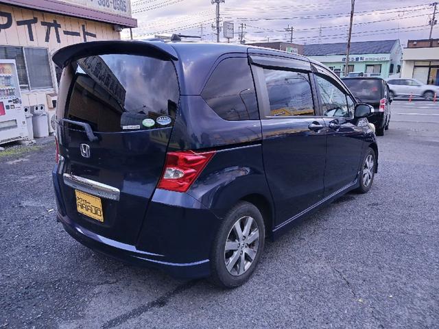 フリード Ｇ　エアロ　ＥＴＣ　ナビ　ＴＶ　両側電動スライドドア　オートライト　ＨＩＤ　スマートキー　電動格納ミラー　３列シート　ウォークスルー　ＣＶＴ　アルミホイール　ＣＤ　盗難防止システム　衝突安全ボディ　ＡＢＳ（14枚目）