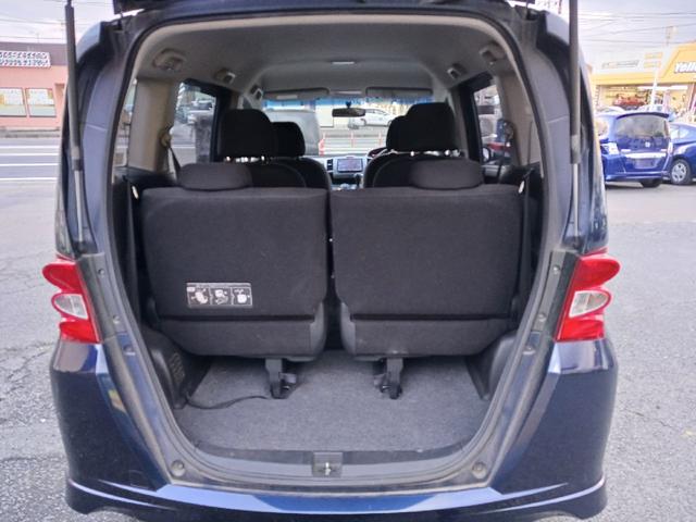 フリード Ｇ　エアロ　ＥＴＣ　ナビ　ＴＶ　両側電動スライドドア　オートライト　ＨＩＤ　スマートキー　電動格納ミラー　３列シート　ウォークスルー　ＣＶＴ　アルミホイール　ＣＤ　盗難防止システム　衝突安全ボディ　ＡＢＳ（17枚目）