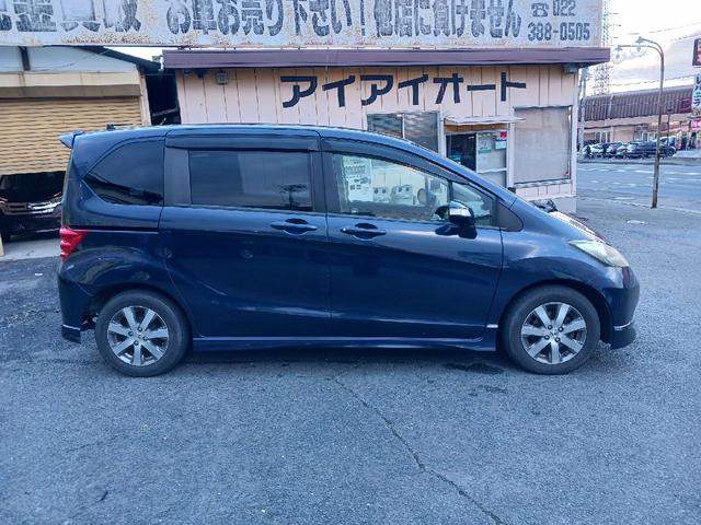 フリード Ｇ　エアロ　ＥＴＣ　ナビ　ＴＶ　両側電動スライドドア　オートライト　ＨＩＤ　スマートキー　電動格納ミラー　３列シート　ウォークスルー　ＣＶＴ　アルミホイール　ＣＤ　盗難防止システム　衝突安全ボディ　ＡＢＳ（20枚目）