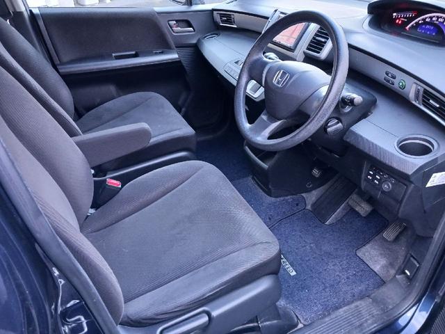 フリード Ｇ　エアロ　ＥＴＣ　ナビ　ＴＶ　両側電動スライドドア　オートライト　ＨＩＤ　スマートキー　電動格納ミラー　３列シート　ウォークスルー　ＣＶＴ　アルミホイール　ＣＤ　盗難防止システム　衝突安全ボディ　ＡＢＳ（28枚目）