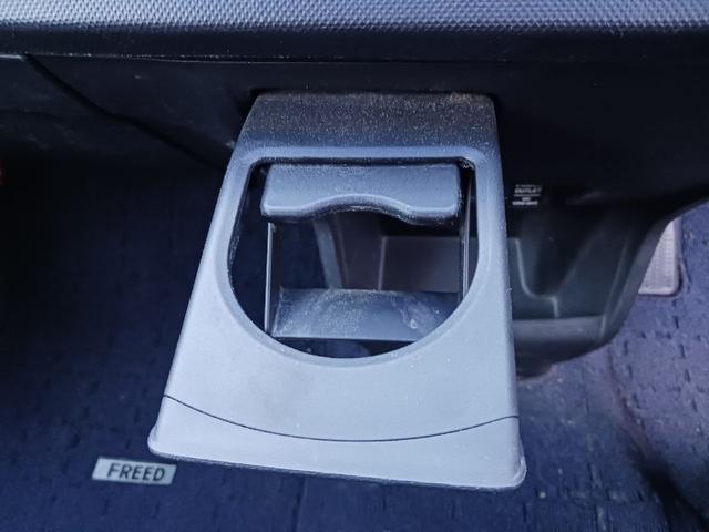 フリード Ｇ　エアロ　ＥＴＣ　ナビ　ＴＶ　両側電動スライドドア　オートライト　ＨＩＤ　スマートキー　電動格納ミラー　３列シート　ウォークスルー　ＣＶＴ　アルミホイール　ＣＤ　盗難防止システム　衝突安全ボディ　ＡＢＳ（29枚目）