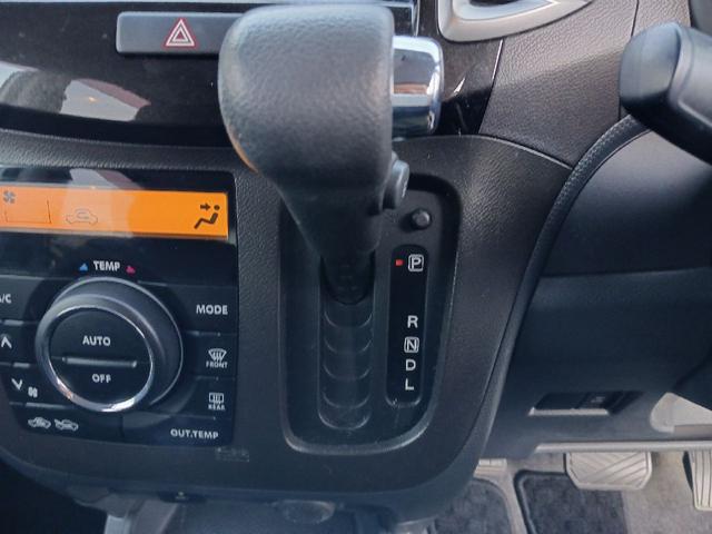 シフトレバー。ぜひ一度お客様の目で確認してください。