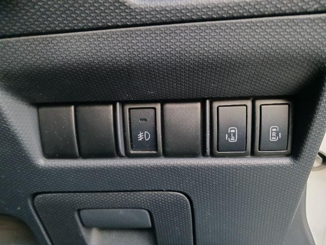 指先ひとつでドアオープン。【ワンアクション両側パワースライドドア】両手がふさがっていても、スイッチひとつでスライドドアが自動解錠＆自動オープンします。