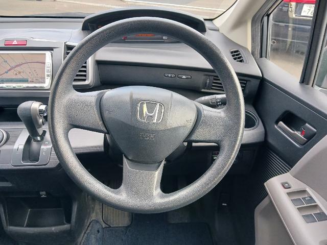 フリード Ｇ　ジャストセレクション　バックカメラ　ナビ　ＴＶ　両側スライド・片側電動　ＨＩＤ　キーレスエントリー　電動格納ミラー　３列シート　ウォークスルー　ＣＶＴ　アルミホイール　ＣＤ　ＤＶＤ再生　ＵＳＢ　Ｂｌｕｅｔｏｏｔｈ（3枚目）