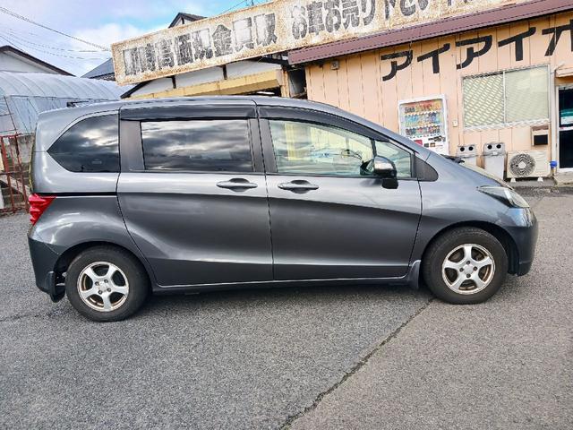 フリード Ｇ　ジャストセレクション　バックカメラ　ナビ　ＴＶ　両側スライド・片側電動　ＨＩＤ　キーレスエントリー　電動格納ミラー　３列シート　ウォークスルー　ＣＶＴ　アルミホイール　ＣＤ　ＤＶＤ再生　ＵＳＢ　Ｂｌｕｅｔｏｏｔｈ（14枚目）