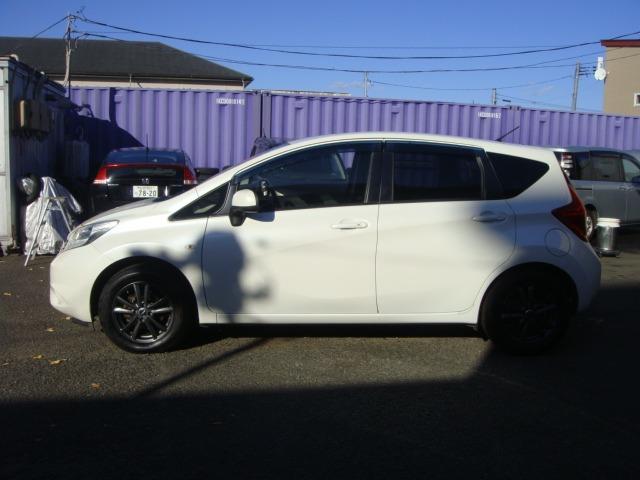 ノート Ｘ　エマージェンシーブレーキパッケージ　ワンオーナー　禁煙車　衝突軽減装置　車線逸脱警報　スマートキー　純正ＳＤナビ　フルセグＴＶ　Ｂｌｕｅｔｏｏｔｈ　Ａストップ　盗難防止システム　横滑り防止装置（4枚目）