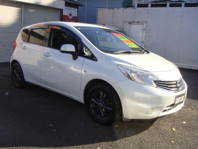 ノート Ｘ　エマージェンシーブレーキパッケージ　ワンオーナー　禁煙車　衝突軽減装置　車線逸脱警報　スマートキー　純正ＳＤナビ　フルセグＴＶ　Ｂｌｕｅｔｏｏｔｈ　Ａストップ　盗難防止システム　横滑り防止装置（9枚目）