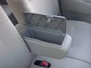ベンチシート中央のアームレスト・大型ボックス付きで便利