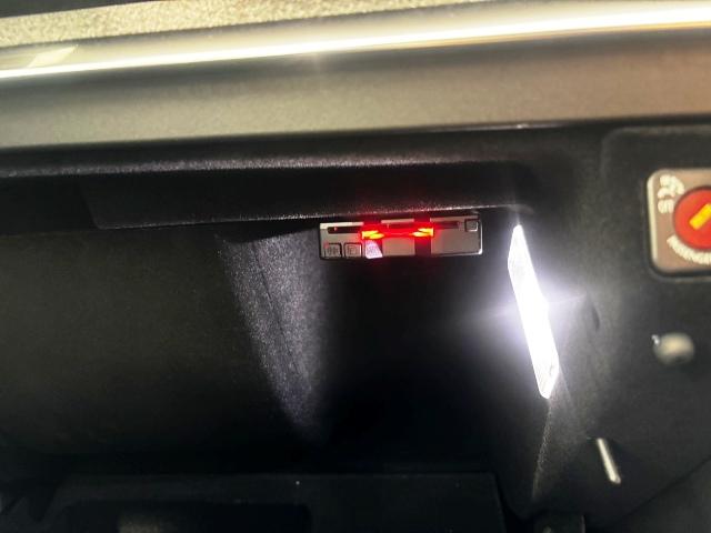 ３００８ ＧＴライン　ブルーＨＤｉ　サンルーフ　ハーフレザー　ＬＥＤライト　シートヒーター　パワーバックドア　ＬＥＤライト　ＥＴＣ　ドラレコ　カープレイ　アンドロイドオート　純正１８ＡＷ（17枚目）