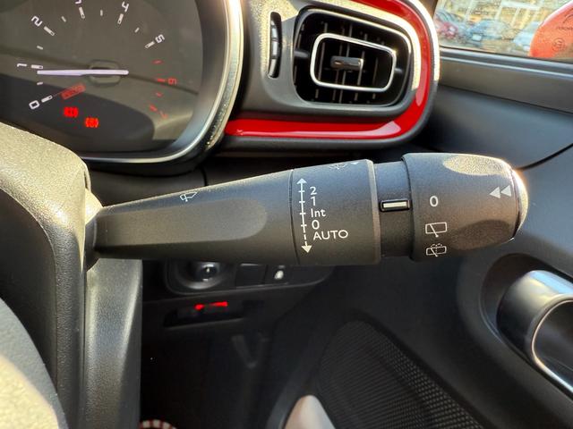 Ｃ３ セントジェームス　禁煙車　特別仕様車　アーバンレッド内装　カープレイ　クルコン　スピードリミッター　被害軽減ブレーキ　ブラインドスポットモニター　Ｂカメラ　純正１６インチＡＷ　ＥＴＣ！（24枚目）