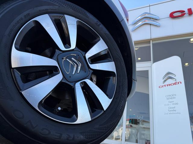 Ｃ３ セントジェームス　禁煙車　特別仕様車　アーバンレッド内装　カープレイ　クルコン　スピードリミッター　被害軽減ブレーキ　ブラインドスポットモニター　Ｂカメラ　純正１６インチＡＷ　ＥＴＣ！（60枚目）