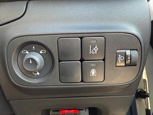 Ｃ３ セントジェームス　禁煙車　特別仕様車　アーバンレッド内装　カープレイ　クルコン　スピードリミッター　被害軽減ブレーキ　ブラインドスポットモニター　Ｂカメラ　純正１６インチＡＷ　ＥＴＣ！（65枚目）