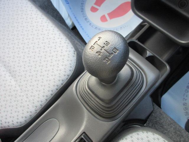 キャリイトラック 農繁スペシャル　４ＷＤ　４枚リーフスプリング装着車　ラジオ　オートライト　オートエアコン　フォグランプ　キーレスエントリー　荷台マット　荷台灯　メッキドアハンドル　フロアマット　ドアバイザー　シガーライター　パワーウィンドー　横滑り防止装置　衝突被害軽減Ｂ（8枚目）