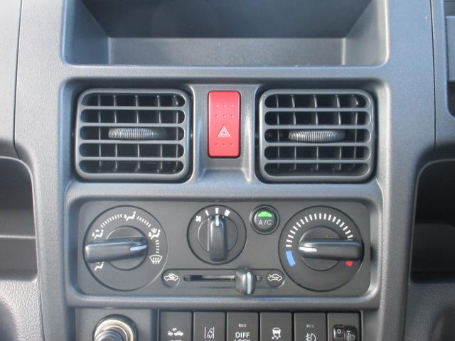 キャリイトラック 農繁スペシャル　４ＷＤ　４枚リーフスプリング装着車　ラジオ　オートライト　オートエアコン　フォグランプ　キーレスエントリー　荷台マット　荷台灯　メッキドアハンドル　フロアマット　ドアバイザー　シガーライター　パワーウィンドー　横滑り防止装置　衝突被害軽減Ｂ（9枚目）