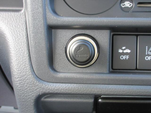 キャリイトラック 農繁スペシャル　４ＷＤ　４枚リーフスプリング装着車　ラジオ　オートライト　オートエアコン　フォグランプ　キーレスエントリー　荷台マット　荷台灯　メッキドアハンドル　フロアマット　ドアバイザー　シガーライター　パワーウィンドー　横滑り防止装置　衝突被害軽減Ｂ（12枚目）