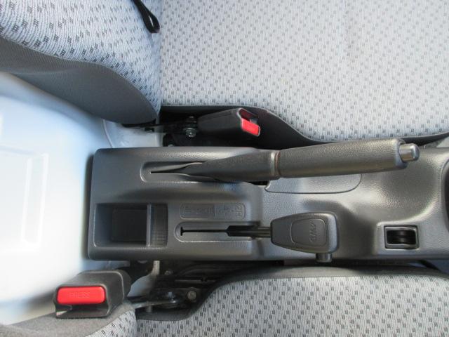 キャリイトラック 農繁スペシャル　４ＷＤ　４枚リーフスプリング装着車　ラジオ　オートライト　オートエアコン　フォグランプ　キーレスエントリー　荷台マット　荷台灯　メッキドアハンドル　フロアマット　ドアバイザー　シガーライター　パワーウィンドー　横滑り防止装置　衝突被害軽減Ｂ（15枚目）