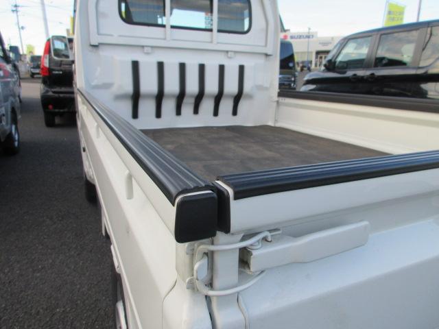 キャリイトラック 農繁スペシャル　４ＷＤ　４枚リーフスプリング装着車　ラジオ　オートライト　オートエアコン　フォグランプ　キーレスエントリー　荷台マット　荷台灯　メッキドアハンドル　フロアマット　ドアバイザー　シガーライター　パワーウィンドー　横滑り防止装置　衝突被害軽減Ｂ（41枚目）