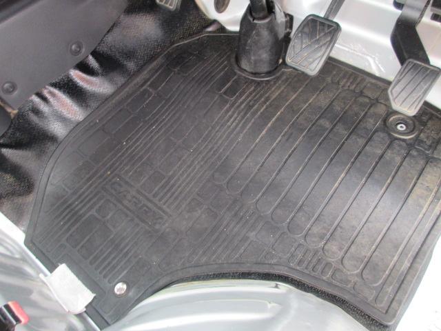 キャリイトラック ＫＣエアコンパワステ　４ＷＤ　ＡＭ／ＦＭラジオ　荷台マット　アッパーメンバーガード　フロアマット　ドアバイザー（13枚目）