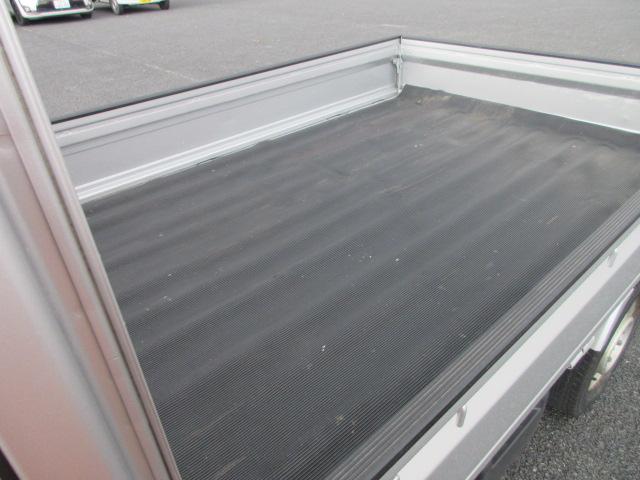 キャリイトラック ＫＣエアコンパワステ　４ＷＤ　ＡＭ／ＦＭラジオ　荷台マット　アッパーメンバーガード　フロアマット　ドアバイザー（28枚目）
