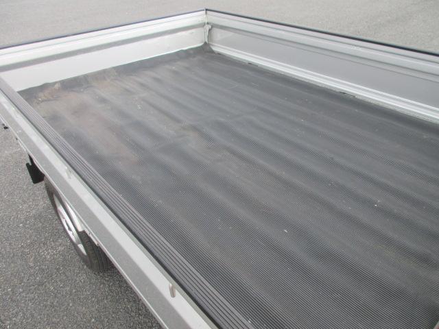 キャリイトラック ＫＣエアコンパワステ　４ＷＤ　ＡＭ／ＦＭラジオ　荷台マット　アッパーメンバーガード　フロアマット　ドアバイザー（29枚目）