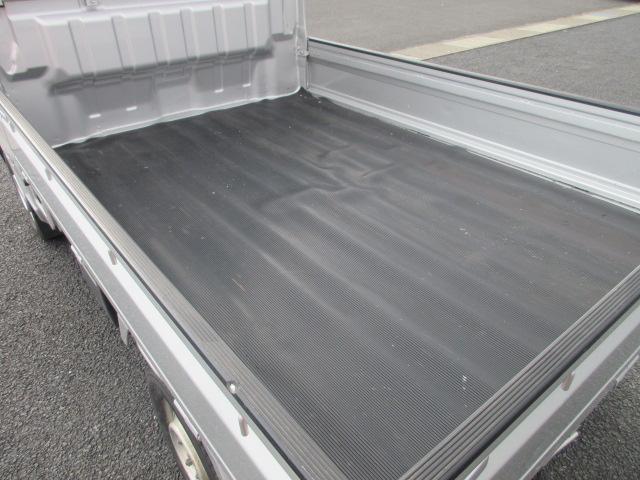 キャリイトラック ＫＣエアコンパワステ　４ＷＤ　ＡＭ／ＦＭラジオ　荷台マット　アッパーメンバーガード　フロアマット　ドアバイザー（31枚目）