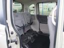 はね上げて、高さのある荷物も積める。狭い駐車場などでテールゲートが開けられない時は、後席の座面をはね上げて荷物を積める空間に。はね上げ(チップアップ)操作はワンアクションです。