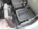 助手席のシート下にも収納スペースがございますのでとっても便利ですね♪