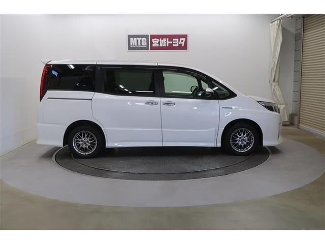 ノア ハイブリッドＳｉ　ダブルバイビー　フルセグ　メモリーナビ　ＤＶＤ再生　バックカメラ　衝突被害軽減システム　ＥＴＣ　両側電動スライド　ＬＥＤヘッドランプ　乗車定員７人　３列シート　ワンオーナー　フルエアロ　記録簿（9枚目）