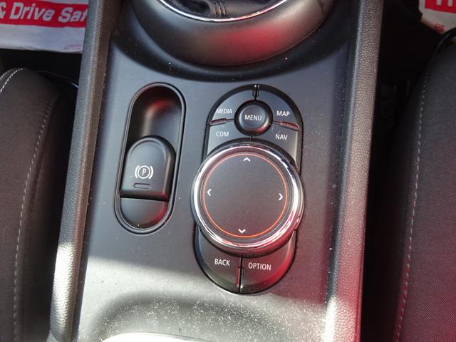 ＭＩＮＩ クーパーＳＤ　クラブマン　ユーザー買取車　ディーゼルターボ　純正ナビ　バックカメラ　リモコンキー　革巻ステアリング　ＵＳＢ　Ｂｌｕｅｔｏｏｔｈオーディオ　スモークフィルム　ドライブレコーダー　クルーズコントロール（22枚目）