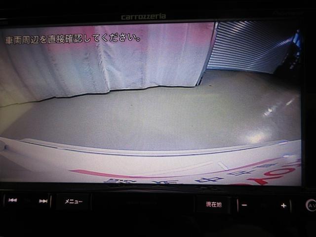 バックに入れると車両後方の様子をナビ画面に表示！死角が多いバックの車庫入れもこれで安心！