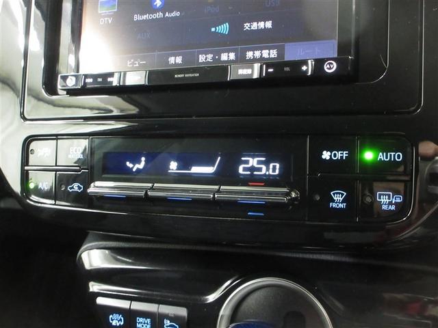 使いやすい位置に配置されたエアコンスイッチパネル。オートエアコンでいつも車内は適切な温度に保たれます。