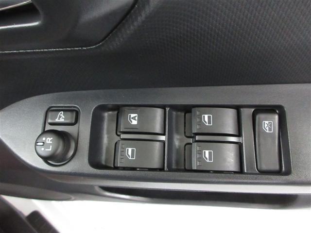 ボタンひとつでドアミラーが格納します、狭い駐車場等に止めた際や洗車機を利用する時に役立ちます。