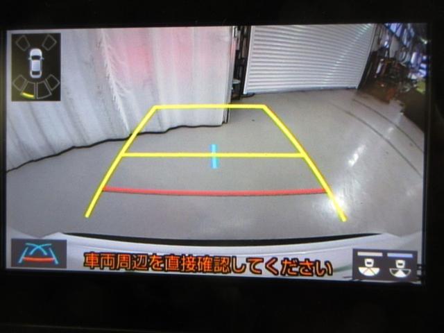 バックに入れると車両後方をナビ画面に表示！予測進路をガイド線で表示するのでバックの車庫入れも安心！