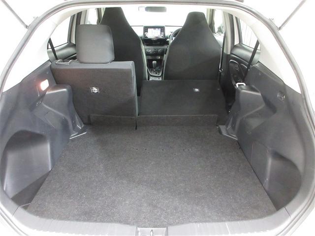 分割可倒式リヤシートを前倒しすれば、広い荷室に早変わり。レジャーにもフル活用出来ます！