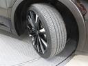 装着のタイヤサイズは「225/45R21」です