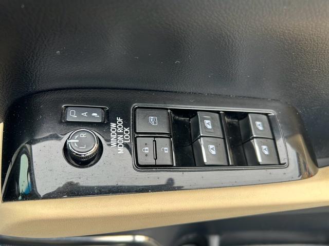 ヴェルファイアハイブリッド Ｖ　４ＷＤ　ＥＴＣ　ドライブレコーダー　キーレス　スマートキー　プッシュスタート　ナビ　ＴＶ　フリップダウンモニター　シートメモリ機能付き　両側電動スライドドア　パワーシート（23枚目）