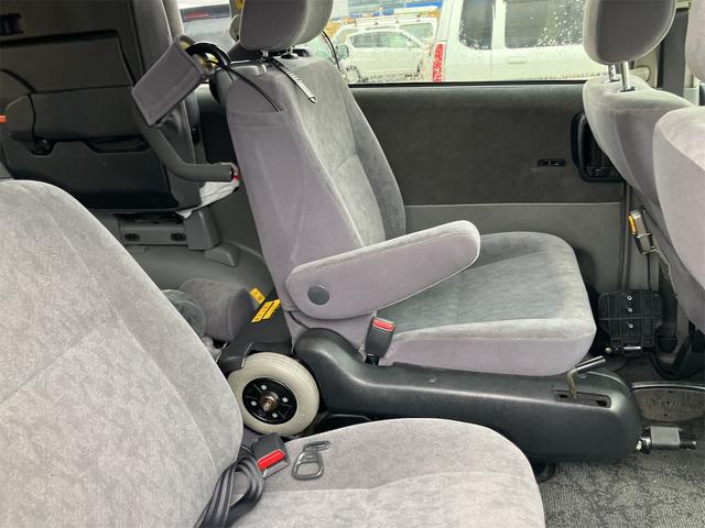 ヴォクシー Ｘ　４ＷＤ　サイドリフトアップシート車　脱着タイプ（18枚目）