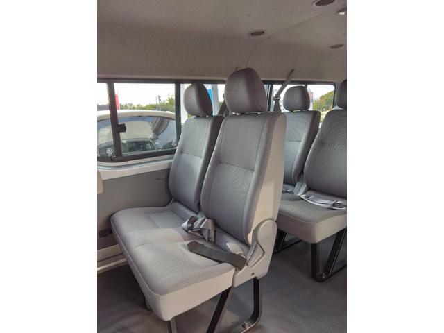 ハイエースワゴン DX ダブルエアコン 助手席エアバッグ 運転席エアバッグ 4WD キーレス ワンオーナー Bカメ パワーステアリング ABS(19枚目)