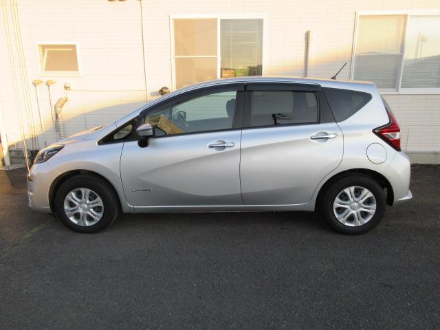 ノート ｅ－パワー　Ｂ　ＦＯＵＲ　４ＷＤ　アラウンドビューモニター　デジタルインナーミラー　スマートキー　ＣＤ（3枚目）