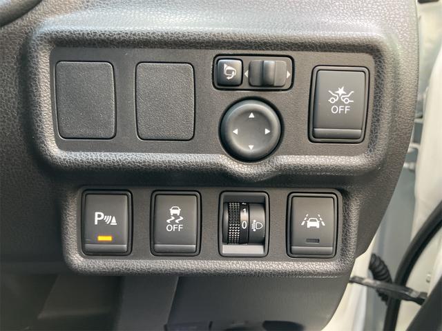 ノート Ｘ　ＦＯＵＲ　４ＷＤ　クリアランスソナー　レーンアシスト　衝突被害軽減システム　オートライト　スマートキー　電動格納ミラー　ＣＶＴ　盗難防止システム　衝突安全ボディ　記録簿　ＡＢＳ　ＥＳＣ　ＣＤ（7枚目）