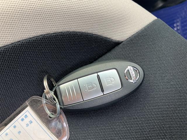 ノート Ｘ　ＦＯＵＲ　４ＷＤ　クリアランスソナー　レーンアシスト　衝突被害軽減システム　オートライト　スマートキー　電動格納ミラー　ＣＶＴ　盗難防止システム　衝突安全ボディ　記録簿　ＡＢＳ　ＥＳＣ　ＣＤ（9枚目）