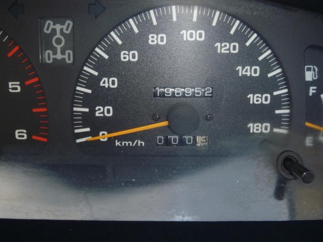 ハイラックスサーフ ＳＳＲ－Ｘ　ワイド　４ＷＤ　マニュアル５速　ディーゼルターボ　サンルーフ（9枚目）