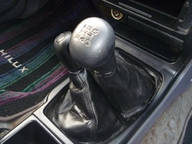 ハイラックスサーフ ＳＳＲ－Ｘ　ワイド　４ＷＤ　マニュアル５速　ディーゼルターボ　サンルーフ（10枚目）