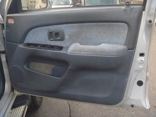 ハイラックスサーフ ＳＳＲ－Ｘ　ワイド　４ＷＤ　マニュアル５速　ディーゼルターボ　サンルーフ（16枚目）